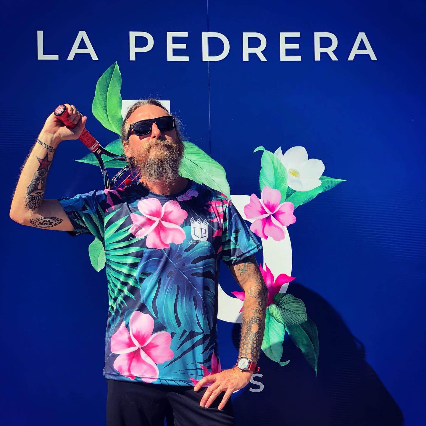   hombre con raqueta de tenis