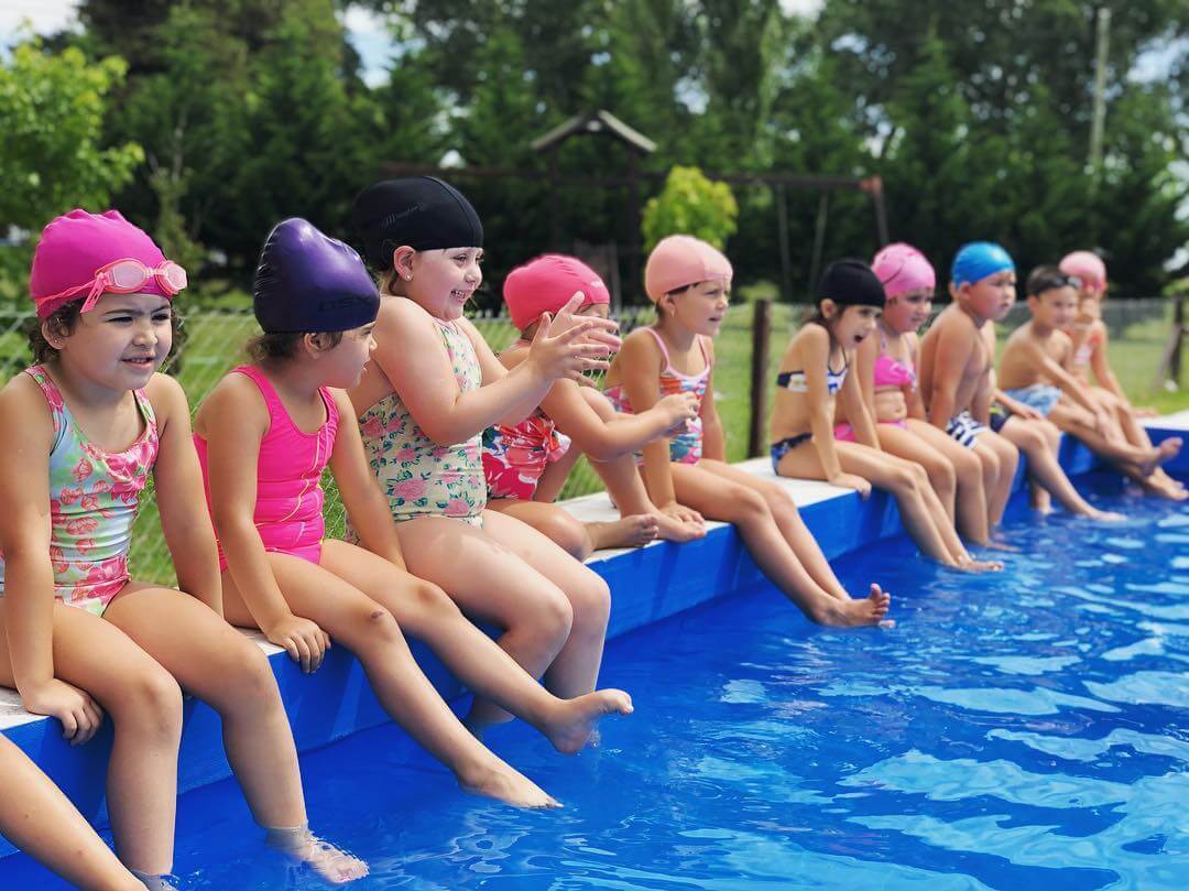 niños en una pileta